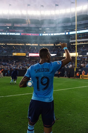 El atacante estadounidense de 25 años dejó a Sporting Kansas City para buscar más minutos en Alemania, Shelton jugará para SC Paderborn, equipo de la Bundesliga 2. 