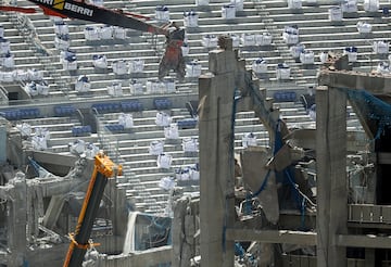 Con la tercera grada demolida casi en su totalidad, las obras de remodelaci車n del Camp Nou avanzan hasta el momento seg迆n los plazos establecidos.