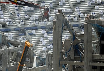 Con la tercera grada demolida casi en su totalidad, las obras de remodelacin del Camp Nou avanzan hasta el momento segn los plazos establecidos.