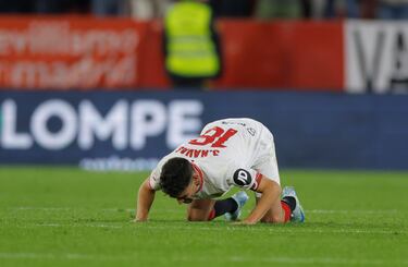 Jesús Navas se fue sustituido en el minuto 69. Se cae el estadio y el jugador del Sevilla se derrumba, abrazado por todos sus compañeros.
