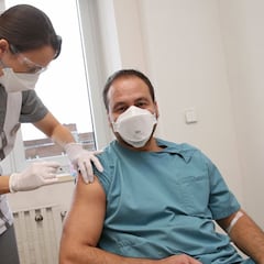 OmniCalculator: la calculadora que estima cuándo te toca vacunarte y cuántas personas hay por delante