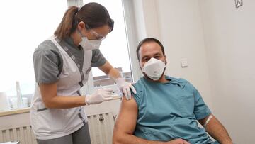 OmniCalculator: la calculadora que estima cuándo te toca vacunarte y cuántas personas hay por delante