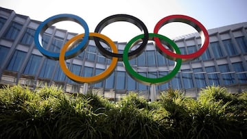 The Olympic Rings logo is pictured in front of the headquarters of the International Olympic Committee (IOC) in Lausanne on March 18, 2020, as doubts increase over whether Tokyo can safely host the summer Games amid the spread of the COVID-19. - Olympic chiefs acknowledged on March 18, 2020 there was no "ideal" solution to staging the Tokyo Olympics amid a backlash from athletes as the deadly coronavirus pandemic swept the globe. The Tokyo Olympics are scheduled to run between July 24 and August 9, 2020. (Photo by Fabrice COFFRINI / AFP)