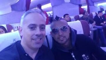 Arturo Vidal publicó una foto en su cuenta de twitter en el avión, ya rumbo a Alemania para firmar por el Bayern Munich.