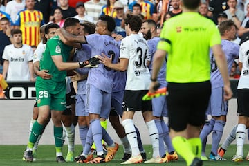 High tension at the Mestalla: images as Vinicius abused