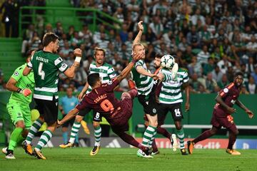 Jeremy Mathieu y Luis Suárez.