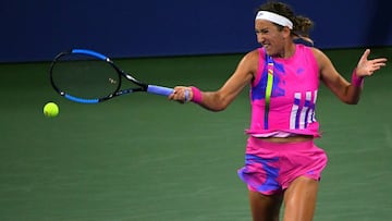 Victoria Azarenka devuelve una bola durante su partido ante Aryna Sabalenka en el US Open en el USTA Billie Jean King National Tennis Center de Nueva York.