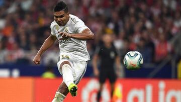 Casemiro (Real Madrid) golpea el balón en el derbi de la Liga Santander contra el Atlético de Madrid.