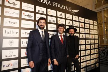 V Edici車n de la Cena Pirata. Esteban Granero jugador del Espanyol y organizador del evento con Sergio Llul,l jugador del Real Madrid de baloncesto, y el cantante Leiva.