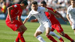 Wellington (New Zealand), 11/11/2017.- New Zealand's Kosta Barbarouses (C) squeezes between Peru's players Aldo Corzo (L) and Paulo Hurtado in the 2018 FIFA World Cup Russia qualifying play-off match between New Zealand and Peru at Westpac Stadium, in Wel