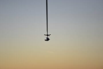 Eustace ascendió en un globo de helio sobre el desierto de Nuevo México (EE UU) y se lanzó en caída libre alcanzando una velocidad máxima de 1.322 kilómetros por hora (822 millas por hora), rompiendo la barrera del sonido y superando así también en velocidad el récord de Baumgartner.El ejecutivo de Google llevaba un traje presurizado como el de los astronautas diseñado especialmente para soportar altitudes y velocidades extremas como las que ha soportado durante la caída libre, antes de desplegar el paracaídas.Eustace, que tardó dos horas en ascender en globo hasta los 41.150 metros, descendió en tan sólo un cuarto de hora.