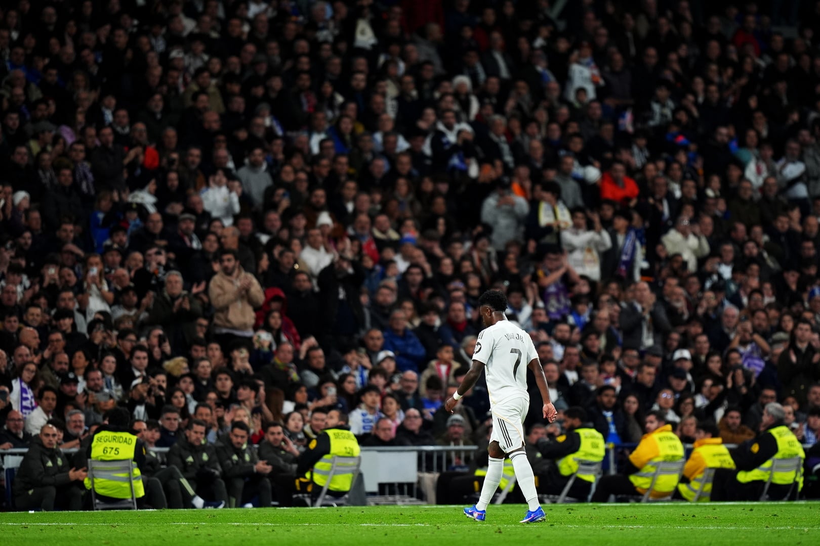 Vinicius, entre el respaldo del club y la crítica de la afición 