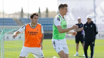 Kroos controla el balón delante de Odriozola en un lance del primer entrenamiento de los blancos en Valdebebas.