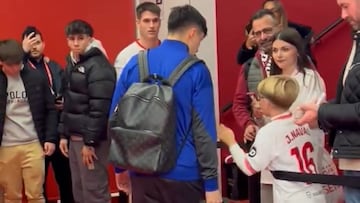 Pedri sale del Pizjuán cargando con la maleta de las toallas