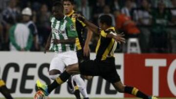 Marlos Moreno y Nicolas Freitas pugnan por un bal&oacute;n durante el encuentro de Copa Libertadores entre Atl&eacute;tico Nacional y Pe&ntilde;arol. 