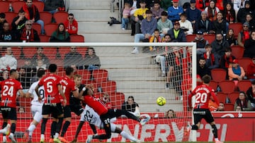 PALMA DE MALLORCA, 29/11/2025.- El defensa del Osasuna Flavien Enzo Boyomo (22) marca un gol durante el partido liguero entre el RCD Mallorca y el Osasuna celebrado en el estadio Son Moix, Palma de Mallorca, este sábado. EFE/ Cati Cladera