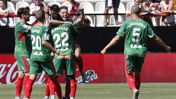 Los jugadores del Alavés celebran un gol.
