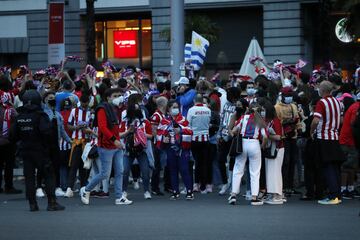 Algunos aficionados del Atltico de Madrid se acercaron a la fuente madrile?a de Neptuno para celebrar el ttulo de Liga conseguido.