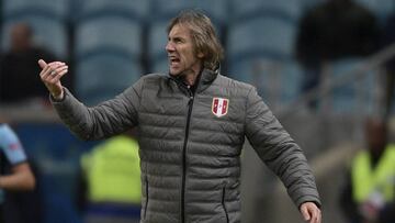 Peru&#039;s coach, Argentine Ricardo Gareca, gives instructions during the Copa America football tournament semi-final match against Chile at the Gremio Arena in Porto Alegre, Brazil, on July 3, 2019. (Photo by Juan MABROMATA / AFP)