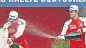 <b>PODIO. </b>Loeb, a la derecha, junto a su copiloto Daniel Elena.