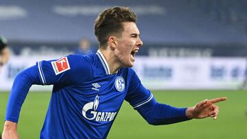 El delantero nacido en California de 19 años apareció en su segundo partido como titular con el Schalke para marcar sus primeros tres goles como profesional.
