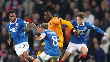 GLASGOW (United Kingdom), 06/11/2025.- Manu Kone (C) of Roma in action against Danilo Pereira (L), Connor Barron and Findlay Curtis
(R) of Rangers during the UEFA Europa League league phase match between Rangers FC and AS Roma, in Glasgow, Scotland, Britain, 06 November 2025. (Reino Unido) EFE/EPA/ROBERT PERRY