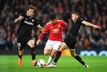 Alexis Sánchez entre Franco Vázquez y Pablo Sarabia.