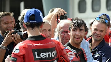 Bastianini y Pecco se felicitan a pie de podio en Sepang.