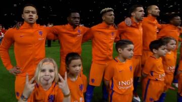 Divertidos gestos de niña durante el Holanda vs Inglaterra
