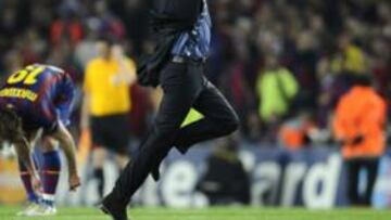 <b>LA ALEGRÍA FINAL.</b> Mourinho, con el pase a la fi nal en el bolsillo, corrió para celebrarlo con la afi ción interista, igual que Etoo, exultante y ya sin camiseta.