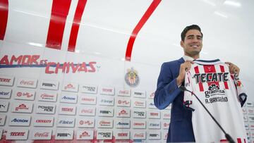 El defensa que llegó a Chivas procedente del Feirense tendrá que trabajar duro para ganarse un lugar en el cuadro titular.