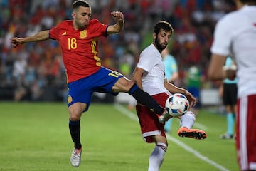 Jordi Alba pelea un balón en el España 0 - Georgia 1 de 2016.