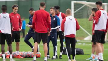 Juan Carlos Moreno da órdenes a sus jugadores durante un entrenamiento de esta semana.