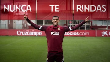 Martial posa para AS en la Ciudad Deportiva sevillista antes de la cita de la Europa League.