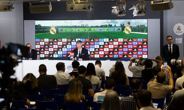 Dean Huijsen durante la rueda de prensa. 