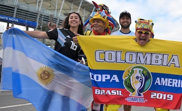 La Selección Colombia y la Selección Argentina se enfrentaron en la primera fecha del grupo B de la Copa América. Las hinchadas ambientaron la Arena Fonte Nova antes, durante y después del encuentro. 