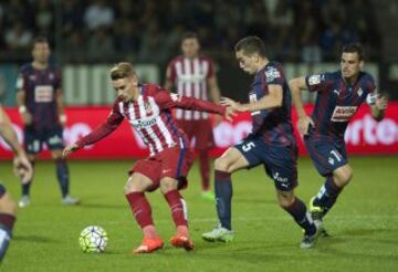 Griezmann esconde el balón ante Escalante.