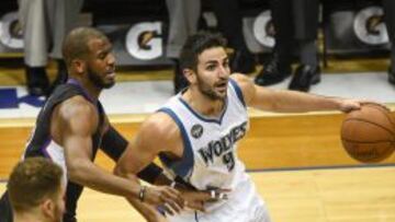 Ricky Rubio, defendido por Chris Paul.