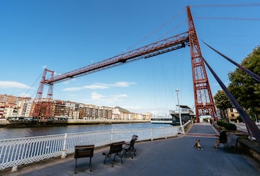 Este puente-transbordador fue diseñado por el arquitecto Alberto de Palacio y Elissague y fue terminado en 1893. Cruza el río Nervión al oeste de Bilbao, en el estuario de Ibaizábal y tiene 45 metros de alto y 160 de largo. Para su construcción fue utilizada la técnica tradicional de construcción metálica del s.XIX y además un novedoso uso de cables de acero ligeros de torsión alternada. Fue el primer puente del mundo que permitió el paso de navíos por el río y el de pasajeros y vehículos de una orilla a otra de manera simultánea. Fue modelo para muchas construcciones posteriores y es considerado como una de las obras más notables de la Revolución Industrial en cuanto a arquitectura metálica.