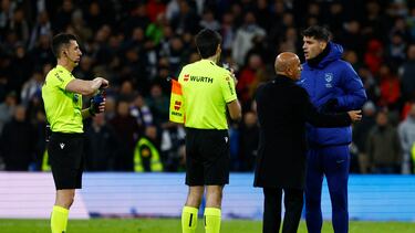 Morata protesta a Soto Grado tras el Real Madrid-Atlético.