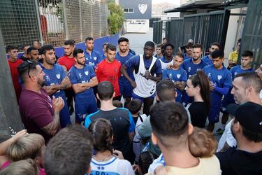 El Frente Bokerón se reúne con la plantilla del Málaga tras el entrenamiento