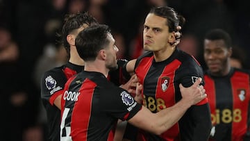 Los jugadores del Bournemouth celebran con Enes Ünal el gol marcado por el turco ante el West Ham.