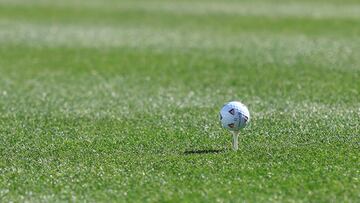 The Texas native, three-time PGA Tour succumbs to injuries sustained in car accident as he and his wife drove to their home near Orlando.