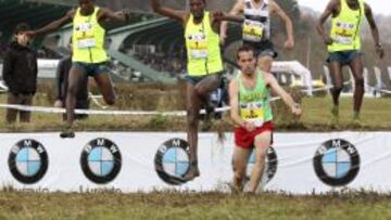 Iv&aacute;n Fern&aacute;ndez tira de Teklemarian Medhin (1), que fue el vencedor;  Timothy Toroitich (2), segundo; Elvis Cheboi (3), tercero en la meta, y Javier Guerra (6), cuarto clasificado. 