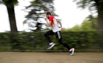 Ángel David Rodríguez corre por la tierra de la acera.