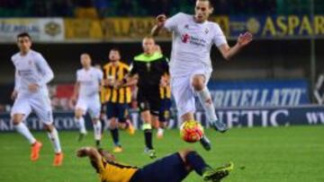 El defensa mexicano tuvo una desafortunada acci&oacute;n con su portero, el bal&oacute;n le peg&oacute; en la pierna y signific&oacute; el 0-1 de la Fiorentina sobre el Hellas Verona.