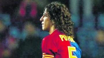 <b>LESIONADO. </b>Carles Puyol se toca el muslo izquierdo, el jueves.
