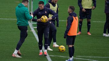 07/12/23 ENTRENAMIENTO SPORTING DE GIJON
 DJUKA CON EL BALON BROMEA CON YAÑEZ