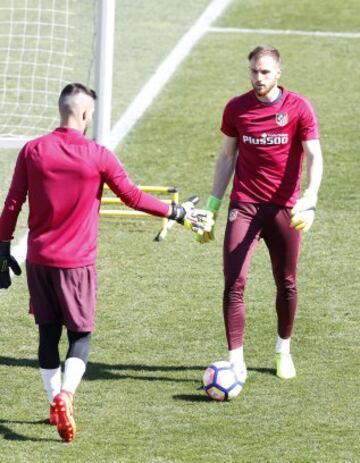 En el entrenamiento pudieron verse las novedades que presentará la lista del Atlético de cara al encuentro ante el Granada.
