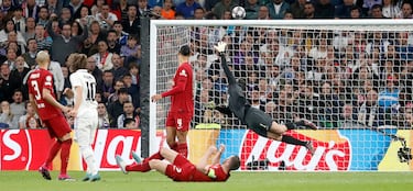 Golpeo a bote pronto de Luka Modric desde fuera del área y el balón pasa muy cerca del larguero de Alisson Becker.